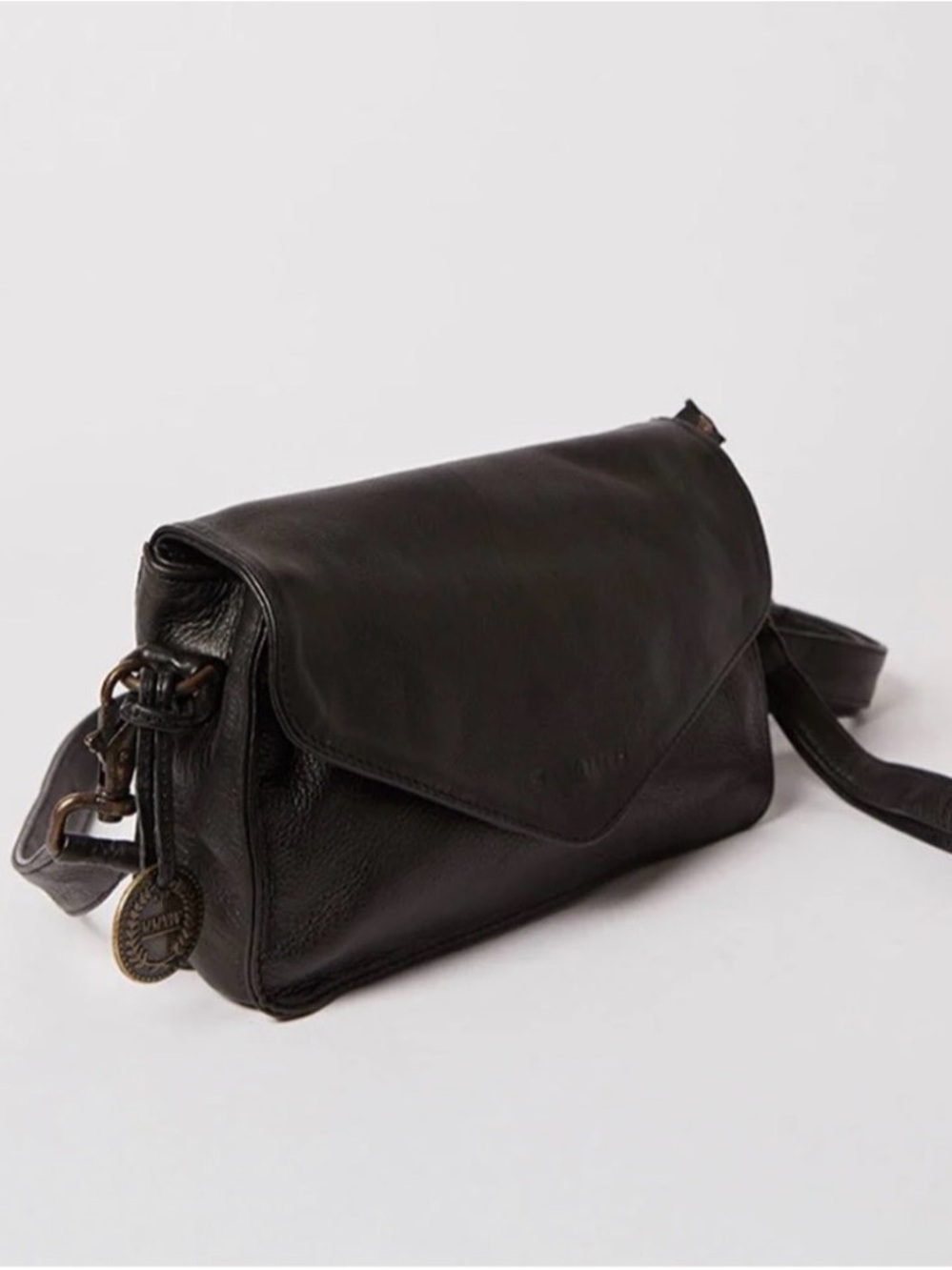 The Vienna Wanderer Travel Co Crossbody in Black